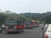 El camión de bomberos de Richmond regresa a la estación fuera del hombre