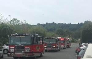 El camión de bomberos de Richmond regresa a la estación fuera del hombre