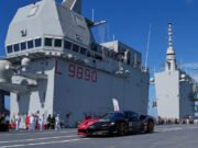 Un hombre en un superdeportivo italiano en la parte superior de un portaaviones. Y un récord a la vista