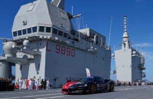 Un hombre en un superdeportivo italiano en la parte superior de un portaaviones. Y un récord a la vista