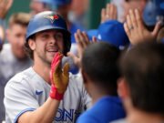 Los Blue Jays ganaron el lugar en los playoffs con 8-5 victorias sobre los Reales; Título de Al East dentro del rango