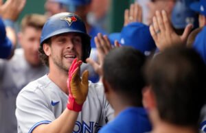 Los Blue Jays ganaron el lugar en los playoffs con 8-5 victorias sobre los Reales; Título de Al East dentro del rango