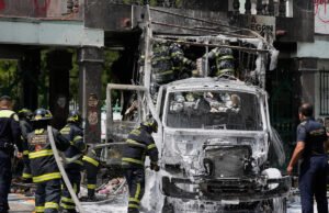 Manifestantes en México Ram Gates de la base militar para protestar a 43 estudiantes que desaparecieron