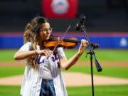 Francisco Lindor Homers, de Mets, minutos después de que su esposa Katia interpreta al himno nacional en violín