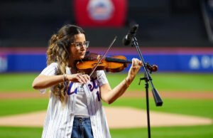 Francisco Lindor Homers, de Mets, minutos después de que su esposa Katia interpreta al himno nacional en violín