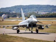 Los aviones suecos alemanes siguen el avión de reconocimiento ruso volando sobre el mar Báltico