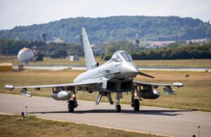 Los aviones suecos alemanes siguen el avión de reconocimiento ruso volando sobre el mar Báltico