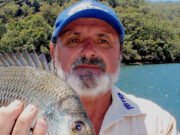 Causa de muerte revelada para el ex presentador de radio casi 2 años después de haber desaparecido durante su pesca en un país de cocodrilo