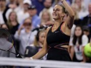 US Open 2025: Fan propone en las gradas durante el partido de Aryna Sabalenka