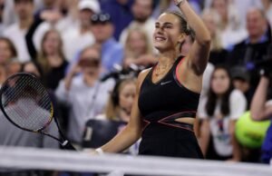 US Open 2025: Fan propone en las gradas durante el partido de Aryna Sabalenka