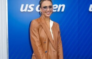 El suéter de hombro de Jessica Alba cuesta $ 37 en Amazon