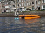 El robot flotante recolectando basura en nuestras formas navegables