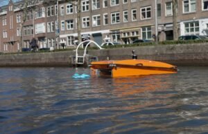 El robot flotante recolectando basura en nuestras formas navegables