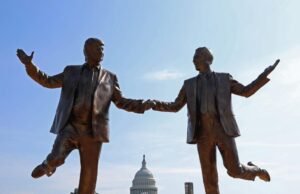 Resultado de las estatuas de Trump y Epstein se negó después de su retiro