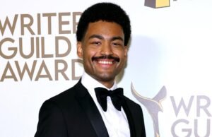 Alex O’Keefe, ex escritor para “The Bear”, retirado del tren de Nueva York