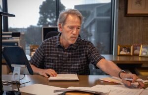 Después del incendio del bosque, David E. Kelly está en California