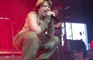 Lola Young cancela la gira, eventos para “el futuro previsible”