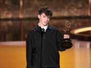 Owen Cooper gana a Emmy para apoyar al actor en una serie limitada