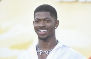 Lil Nas X en tratamiento después del arresto, hospitalización: informe