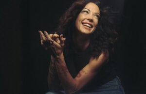 Amanda Shires “ Nadie’s Girl ” es una de las exploraciones más honestas en la angustia del año