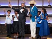 Revisión de televisión de Emmy Awards: Nate Bargatze demuestra una buena opción como anfitrión