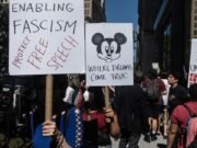 Escritores de cine y televisión, políticos, y Michael Eisner, explota Disney por haber puesto a Jimmy Kimmel en el banco