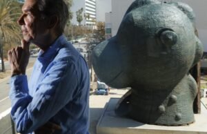 La instalación de la escultura de caballos de Jeff Koons comienza en Lacma