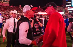 Los 12 grandes multan a Kansas por una ‘declaración inexacta’ hecha por el entrenador Lance Leipold sobre una navaja arrojada desde las gradas de Texas Tech