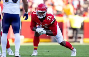 Se espera que el LT novato de los Chiefs, Josh Simmons, se reincorpore al equipo “en unas pocas semanas” mientras atiende un asunto familiar.