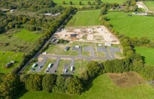 El Hamlet de Surrey, donde los propietarios de la casa “invasores” superan a los propietarios que se ven obligados a vender y mudarse … o “ir a la guerra” sobre los actores del terreno “ilegal”