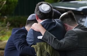 Richard Littlejohn: Caminé estas calles de Manchester con un rabino preocupado hace 20 años. Puede haber llegado durante mucho tiempo, pero dos años de caminatas de Palestina odiosas llevaron a la huelga de Intifada en Gran Bretaña.