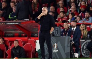 Angel Postcoglou fue alcanzado por las canciones “ Limous in the Morning ” por los fanáticos del bosque con el mandato del jefe “en riesgo de desenredar solo seis juegos después de la derrota del FC Midtjylland antes de Evangelos Marinakis
