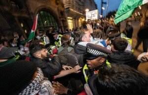 ¿Deberían los manifestantes pro-palestinos demostrar hoy solo unos días después del ataque de la sinagoga de hoy?