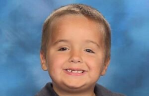 La furia de papá como extranjero que apuñaló a su niño de seis años en su sueño es liberado de la prisión después de solo 10 años