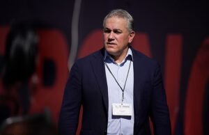 La ex empleada de New York Jets dice que fue despedida en represalia por la investigación sobre conducta sexual inapropiada en el presidente del equipo