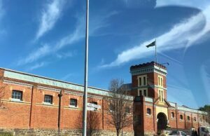 El antiguo personal requiere una compensación de la escuela privada de alto gas después de ser despedido por no haber proporcionado evidencia de vacunas de cocus