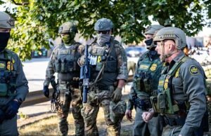 Los agentes federales dispararon a una mujer armada después de que la patrulla fue “golpeada por 10 autos” en el lado sur de Chicago