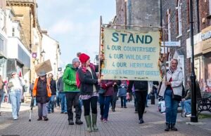 March de la multitud enloquecida en los planes de construir 3.750 casas en una campaña preservada que inspiró a Thomas Hardy