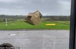 El momento de los vientos de 100 mph de Storm Amy aumenta la casa de juegos de los niños en casa y le envía un retraso, porque miles de casas siempre se han ido sin electricidad