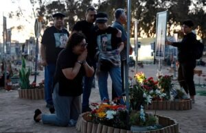 Israel permanece en silencio para recordar su día más oscuro: la nación llora el segundo aniversario del 7 de octubre con personas reunidas para recordar a las personas asesinadas y los rehenes siempre detenidos en Gaza