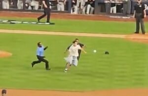 Dos fanáticos de los Yankees están brutalmente aplanados por la seguridad después de invadir el campo en medio del partido de eliminación de do-do-do
