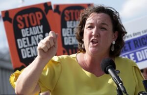 Katie Porter admite que “podría haber sido mejor” después de que videos virales la muestran reprendiendo al personal y al reportero