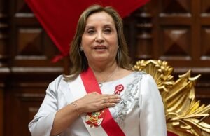 El “líder más impopular del mundo” es destituido como presidente en Perú por “incapacidad moral” en medio de un aumento de la brutal violencia de las pandillas