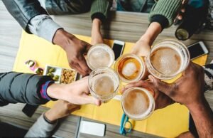 Se podrían necesitar tarjetas de identificación digitales para comprar una pinta en el pub, ya que se acusa a los ministros de adoptar un “enfoque de Gran Hermano” respecto de las libertades civiles.