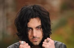 Revelado: El último acto del pedófilo de Lostprophets, Ian Watkins, la noche anterior a su masacre fue escribir una depravada carta de amor a su “prometido secreto” en la que prometía que no estarían “separados para siempre”.