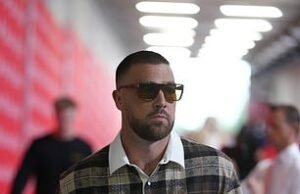Travis Kelce parece hacer referencia a Taylor Swift con traje de leñador cuando llega para Chiefs vs Lions