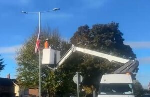 El consejo liderado por los demócratas liberales retira las banderas de San Jorge y de la Unión y culpa al clima
