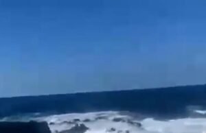 Una ola gigante arrasa con los turistas en Tenerife mientras los británicos gritan y los turistas corren para evitar ser absorbidos por el mar.