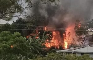 Tres cuerpos encontrados después de que un incendio masivo destruyera una casa de dos pisos en Taolooa, mientras vecinos horrorizados revelan haber escuchado “explosiones”