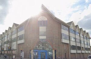 La administradora de la propiedad demandó a sus jefes por discriminación luego de que no enviaron un mensaje de WhatsApp de felicitación en su primer aniversario en la empresa.